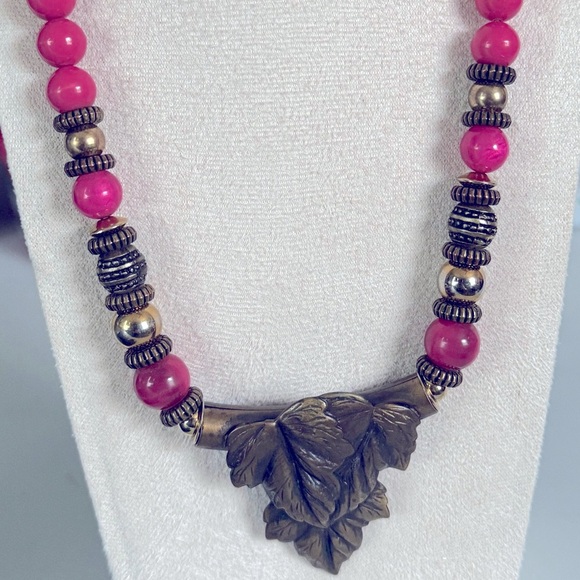Leaf necklace with pink beads - Picture 1 of 2